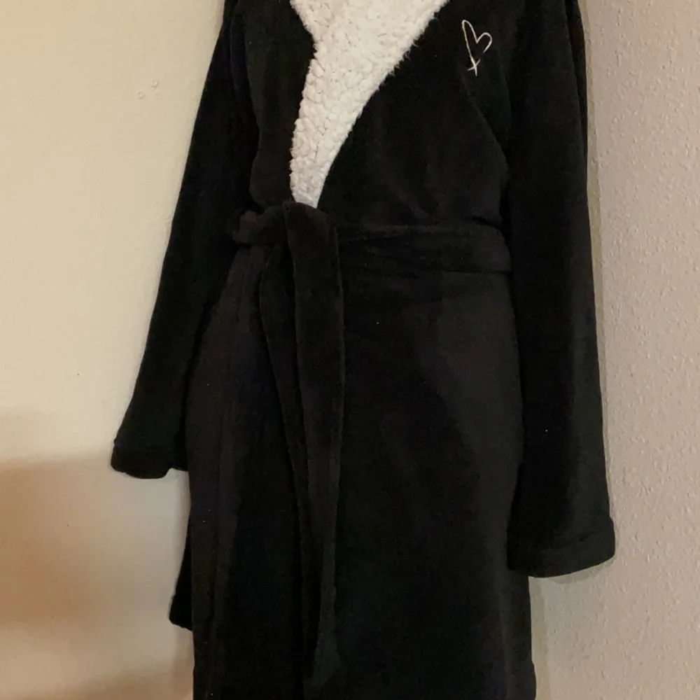 Victoria Secret Plush Robe - Picture 2 of 5